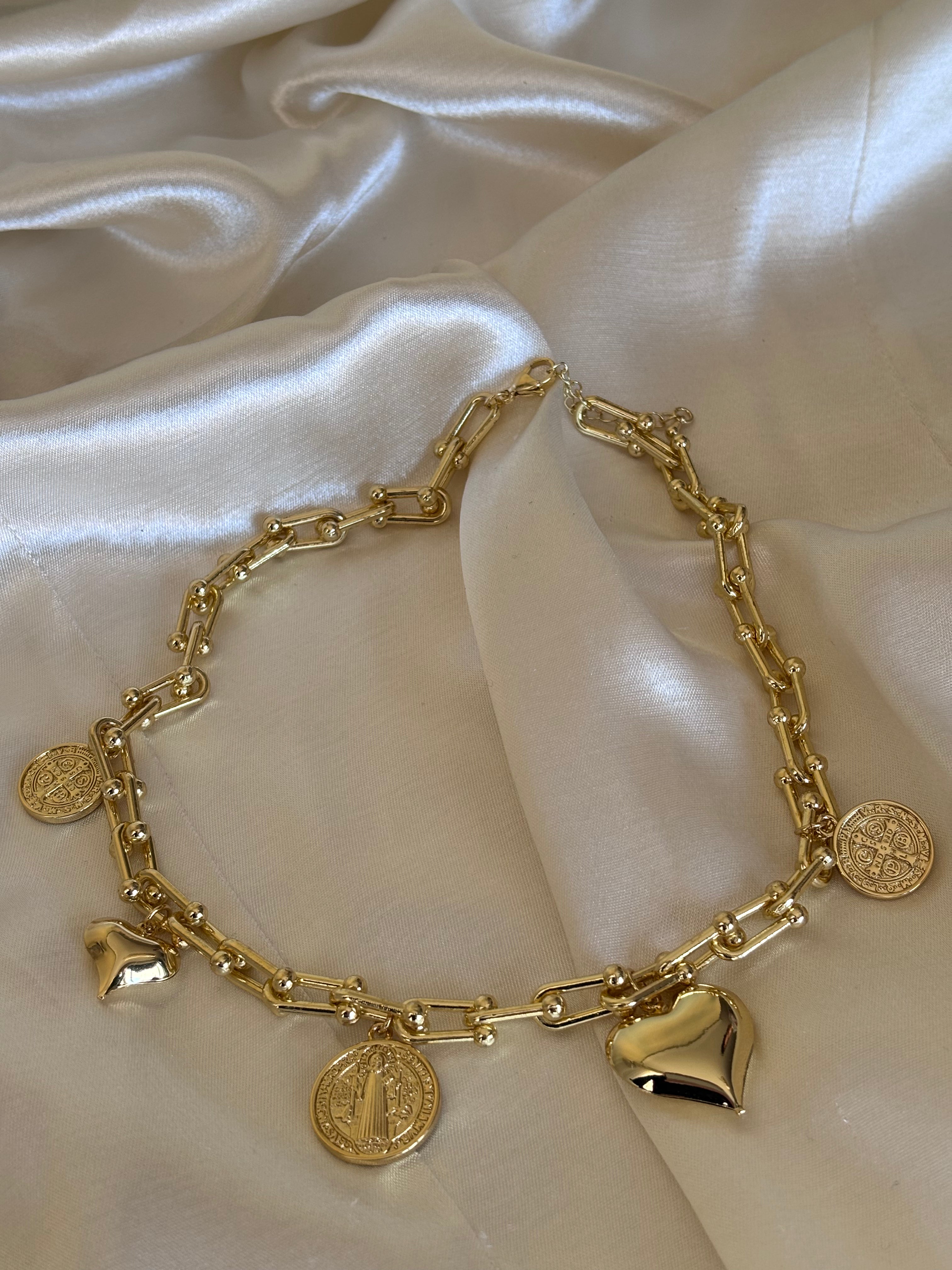 Cadena “protección y amor”